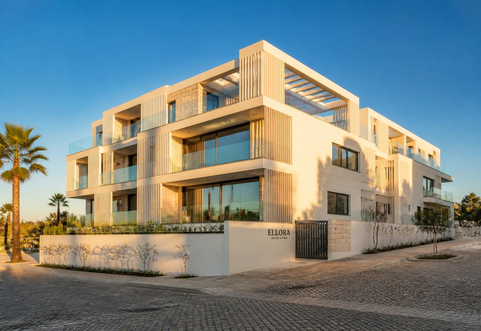 Edifício residencial construído pela INFRACORREIA ao pôr do sol